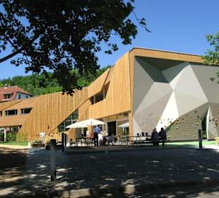 Sonnige Außenterrasse des Café Waldtraut