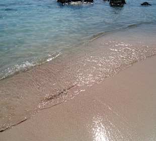 Пляж с розовым песком