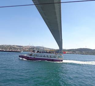 Unter der Bosporus Brücke