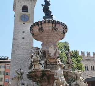 Der Neptunbrunnen auf dem Trienter Domplatz
