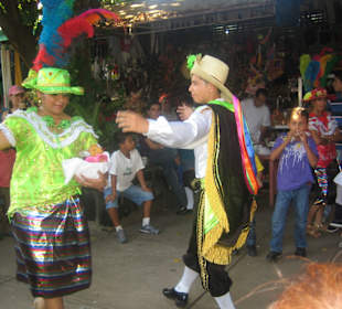 Mercado de artesania, baile del mestizaje