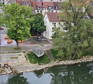 Donauufer mit Sitzgruppe über der Böschung