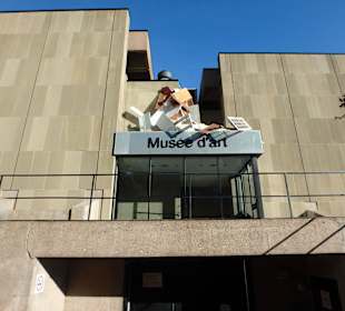 Ein "Kunstwerk" über dem Museumseingang