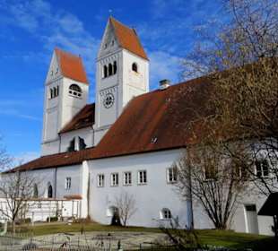 Westansicht mit romanischen Türmen