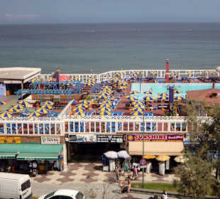 Blick von der Strandpromenade zum Strand