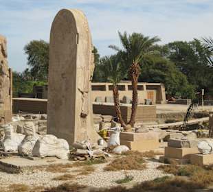 viele Steinskulpturen des Amenophis Tempels wurden leider na