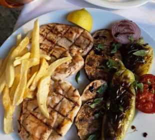 Huhn mit frisch gegrilltem Gemüse