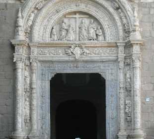 Entrada al museo de Santa Cruz