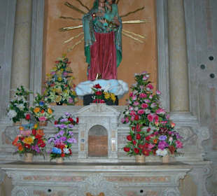 Geschmückter Seitenaltar