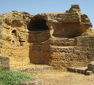 Höhlen oder Gräber