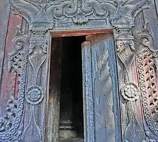 Schöne Schnitzereien ander Eingangstür