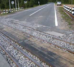 Bahnübergang doppelgleisig,mit Schotter verfüllt