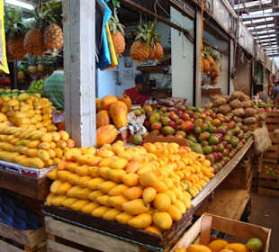 Obststand in der Markthalle von Merida