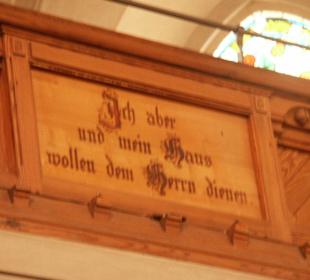 Bibelspruch an der Empore