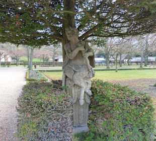 Steinskulptur unter der Eibe