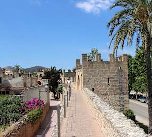 Spaziergang über den Dächern von Alcudia