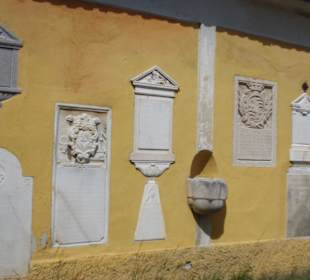 Friedhofsmauern mit Gräbern