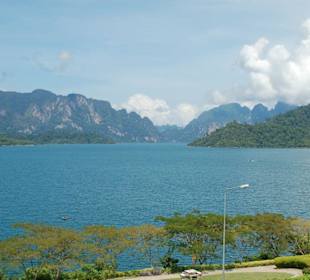 Blick auf die Landschaft am Stausee