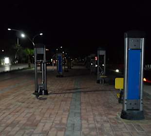 Sportgeräte an der Strandpromenade