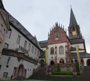 Stiftshof mit Stiftskirche St. Peter und Alexander