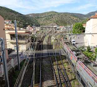 Blick auf einen einfahrenden Zug in den Bahnhof