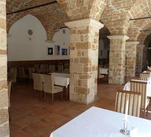 Tische unter Bogengängen