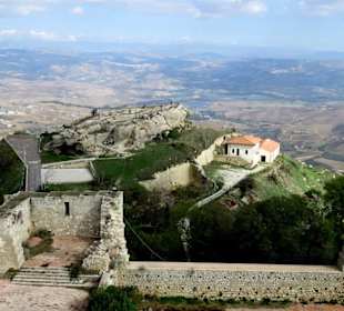 Blick vom Kastell auf den Rocca di Ceres 