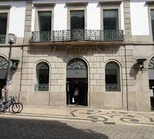 Der unauffällige Eingang zum Einkaufszentrum