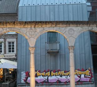 Der dreibogige römische Portikus auf dem Hof