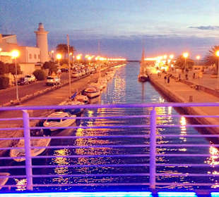 Viareggio abends am Hafen