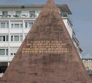 Pyramide mit dem Grabmal des Stadtgründers