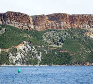 Sicht vom Wasser auf die Route des Crêtes