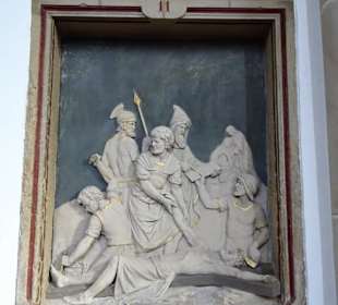 Stationen des Kreuzweges als Relief in der Kirche