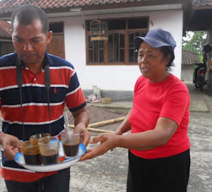 Kiki beim Kaffee servieren