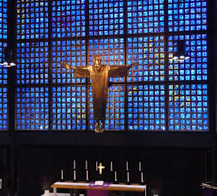 In der in blauem Licht gehüllten Gedächtniskirche
