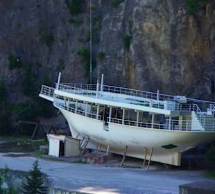 Der Staudamm selbst in voller Pracht