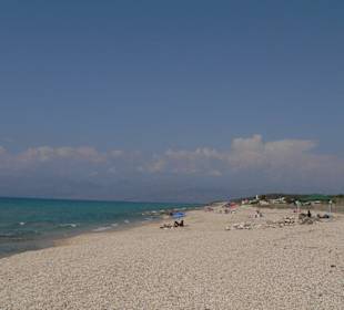 Der Osten des Acharavi-Strandes