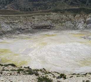 Vulkan - Blick in den Krater