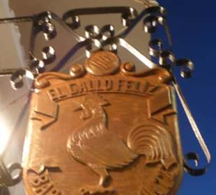 Schild am  El Gallo Feliz / Zum frohen Hahn