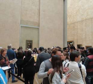 Crowds around Monalisa