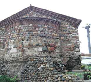 Kleine Kirche in der freigelegten Unterführung