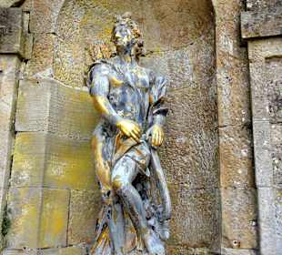 Figuren an der Mauereinfassung der Grotte