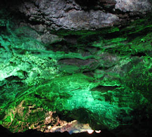 Kleine Höhle Richtung Meer