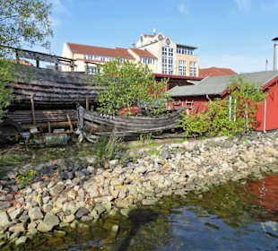 Die Werftgebäude von der Wasserseite