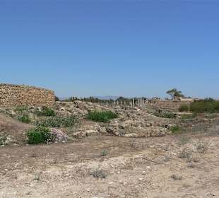 In der Ferne das Amphitheater von hinten