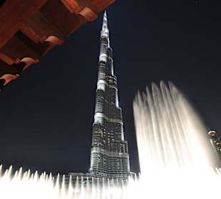 Burj Khalifah abends mit Fontänen