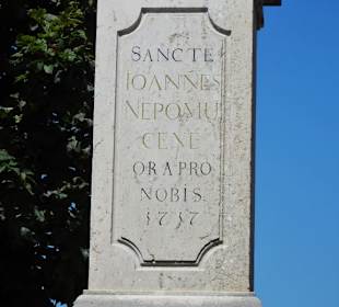 Inschrift am Sockel der Nepomukstatue