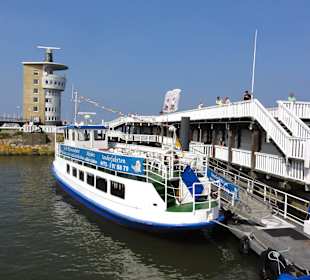 Rundfahrtschiff an der Anlegestelle