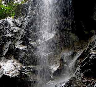 Wasser sprudelt über Felsen