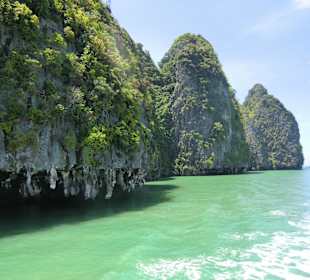 Unter diesen Felsen kann man mit dem Kanu durch!